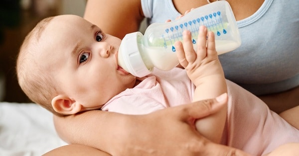 biberon pour aiderles coliques de bébé